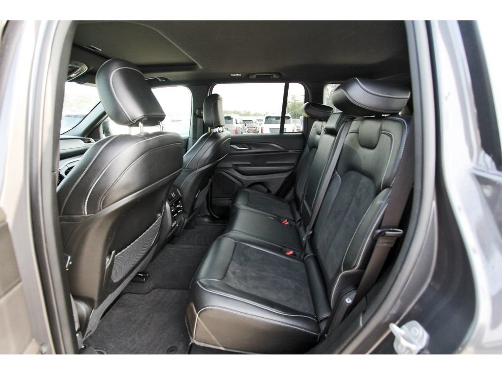 Used 2025 Jeep Grand Cherokee Altitude RWD image 10
