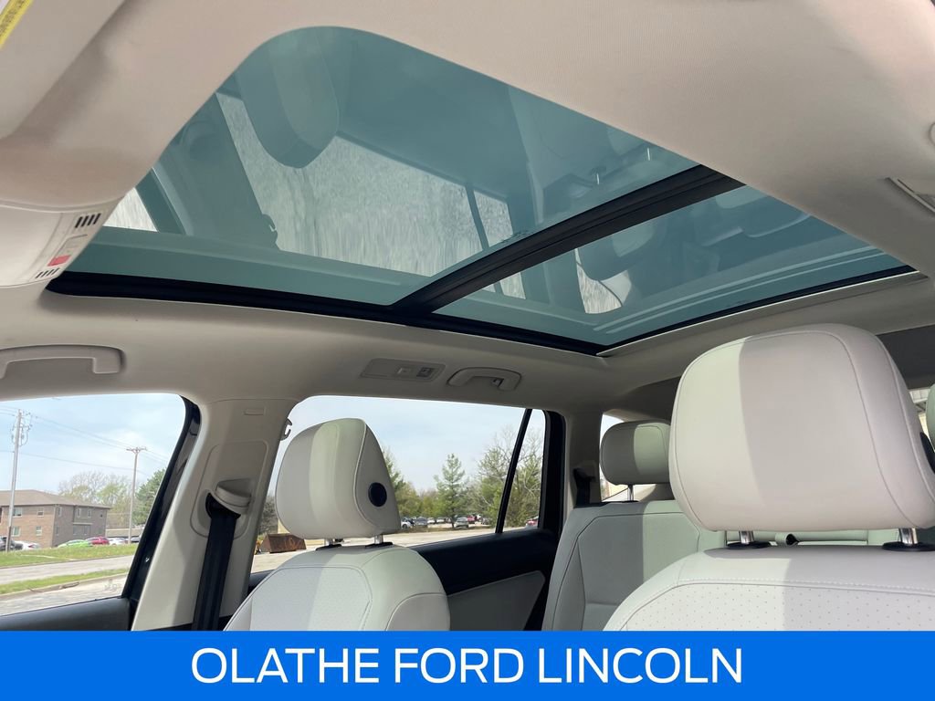 Used 2021 Volkswagen Tiguan SE w/ Panoramic Sunroof Package image 28