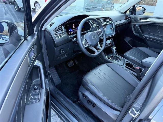 Used 2023 Volkswagen Tiguan SE w/ Panoramic Sunroof Package FWD image 10