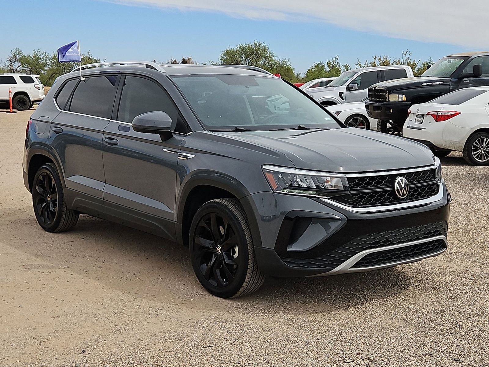Used 2022 Volkswagen Taos SE w/ Panoramic Sunroof Package FWD image 3