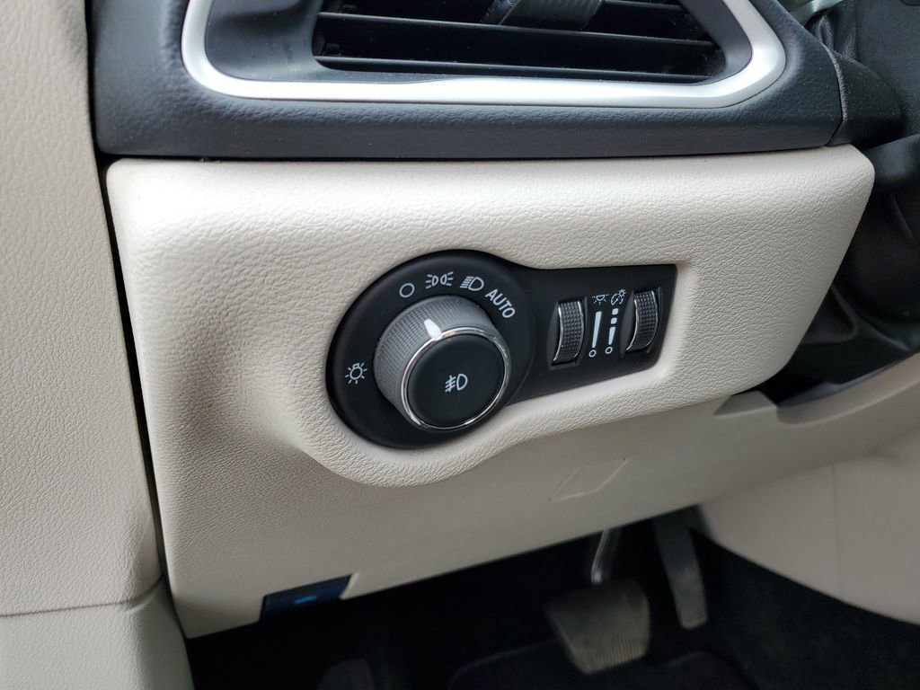 Used 2023 Chrysler Pacifica Touring-L image 13