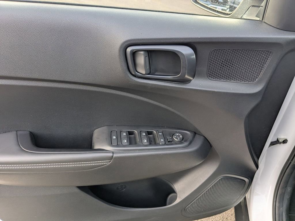 Used 2025 Hyundai Venue Limited image 21