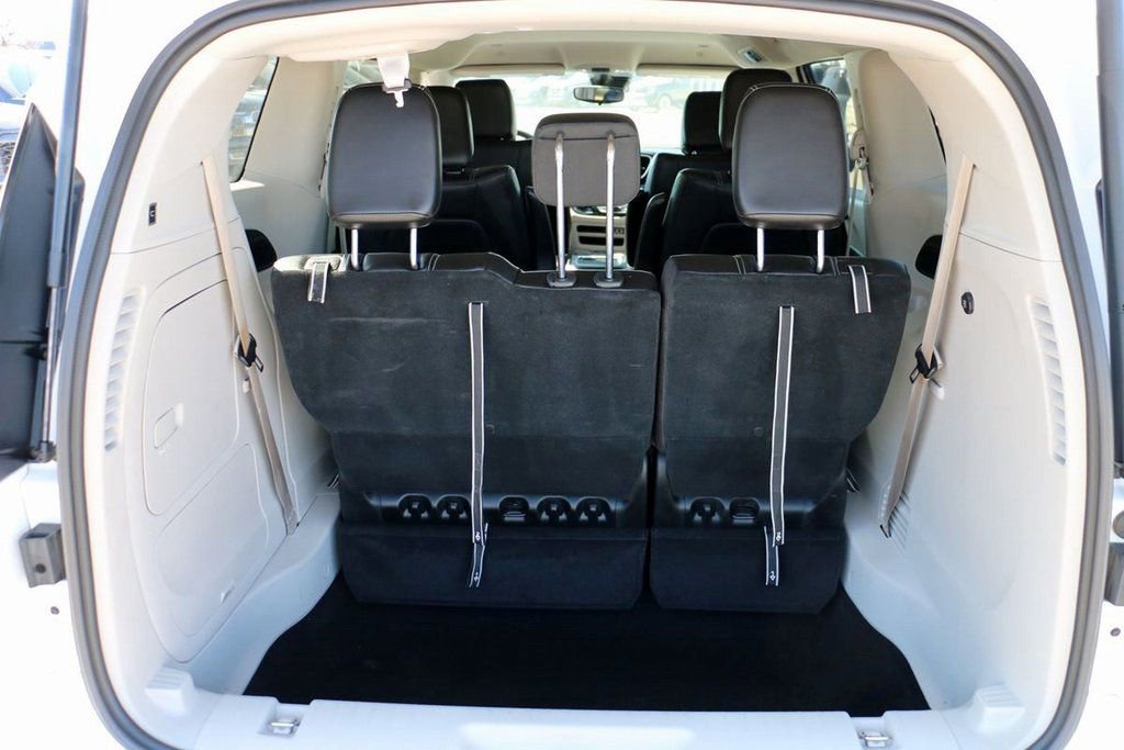 Used 2024 Chrysler Pacifica Select image 11