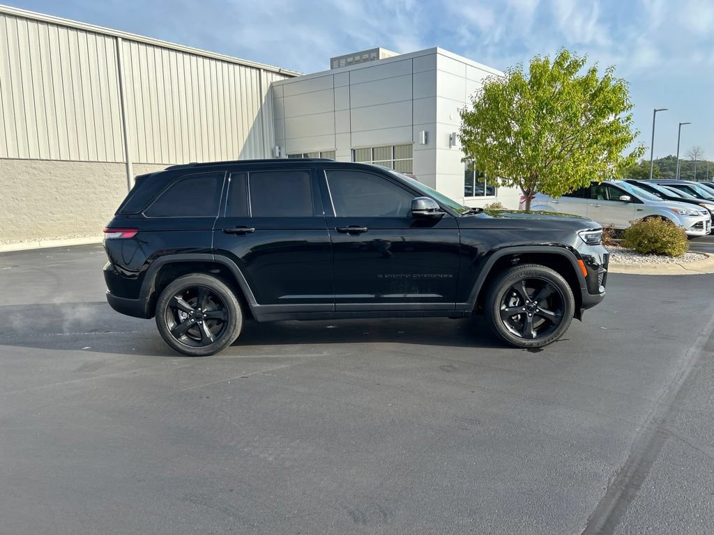 Used 2023 Jeep Grand Cherokee Altitude AWD/4WD image 6