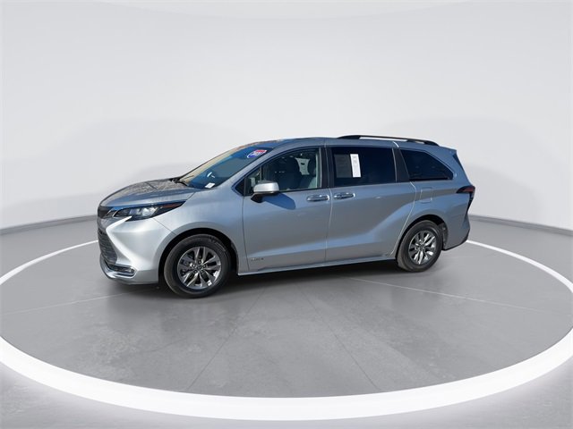 Used 2021 Toyota Sienna XLE image 2