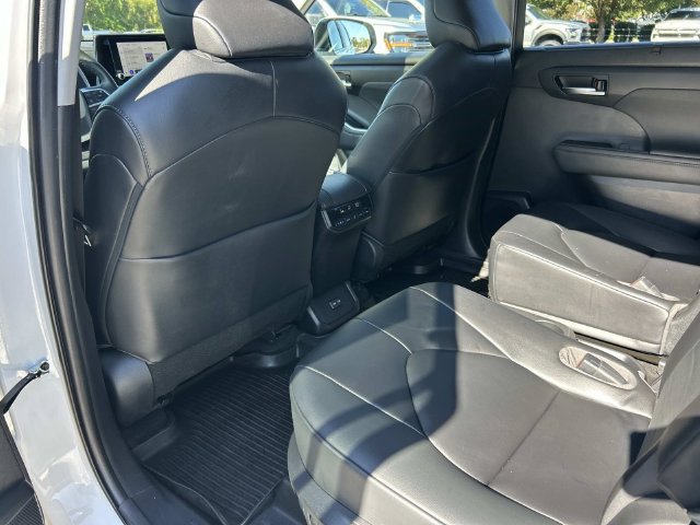 Used 2023 Toyota Highlander XLE AWD/4WD image 20