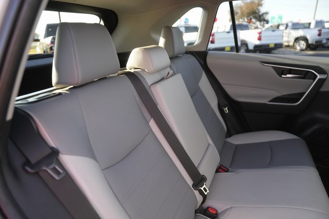 Used 2020 Toyota RAV4 XLE Premium image 17