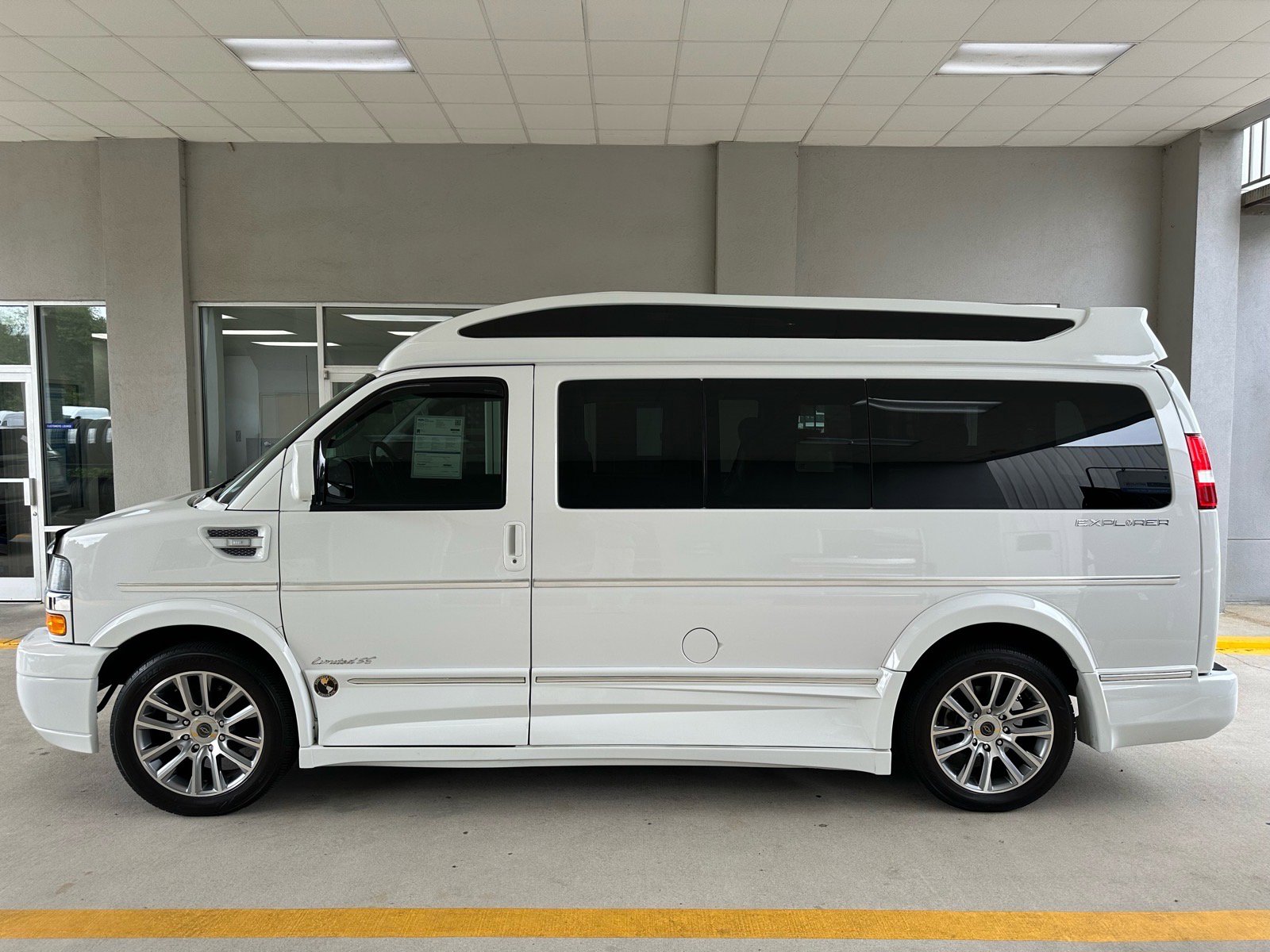 Used 2020 Chevrolet Express 2500 w/ Enhanced Convenience Package RWD image 4
