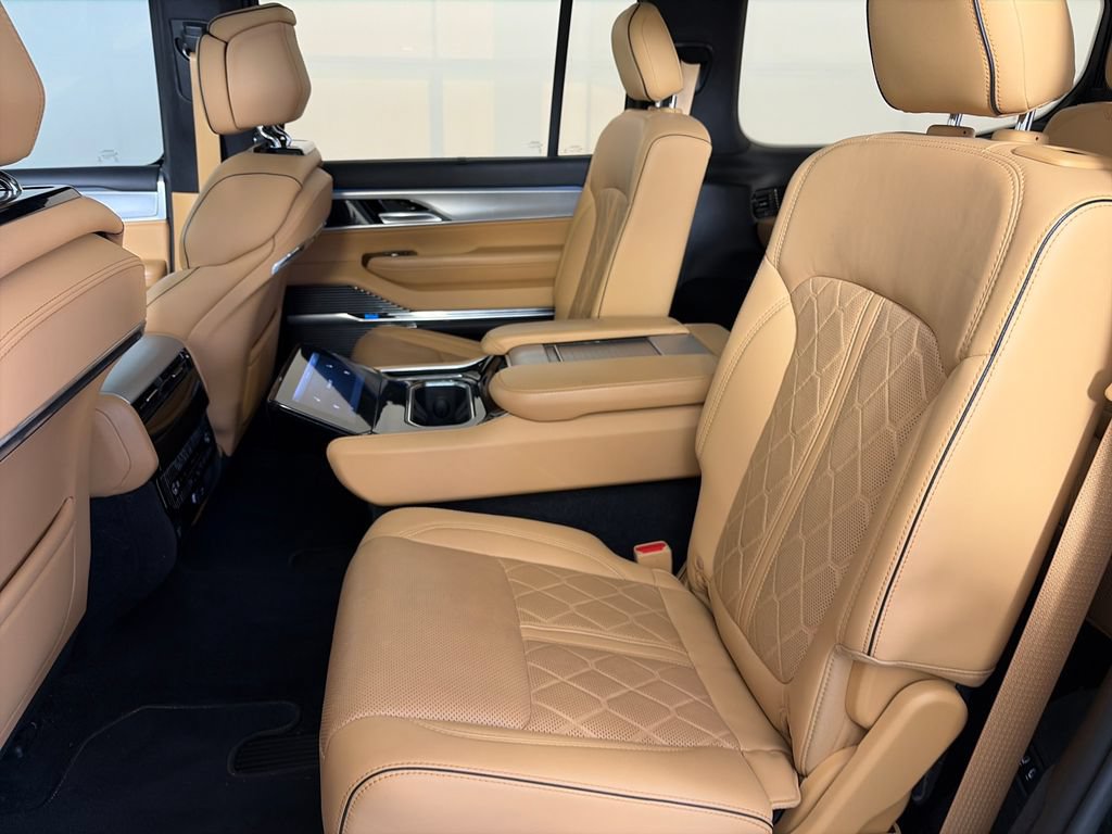 Used 2023 Jeep Grand Wagoneer Series III AWD/4WD image 13
