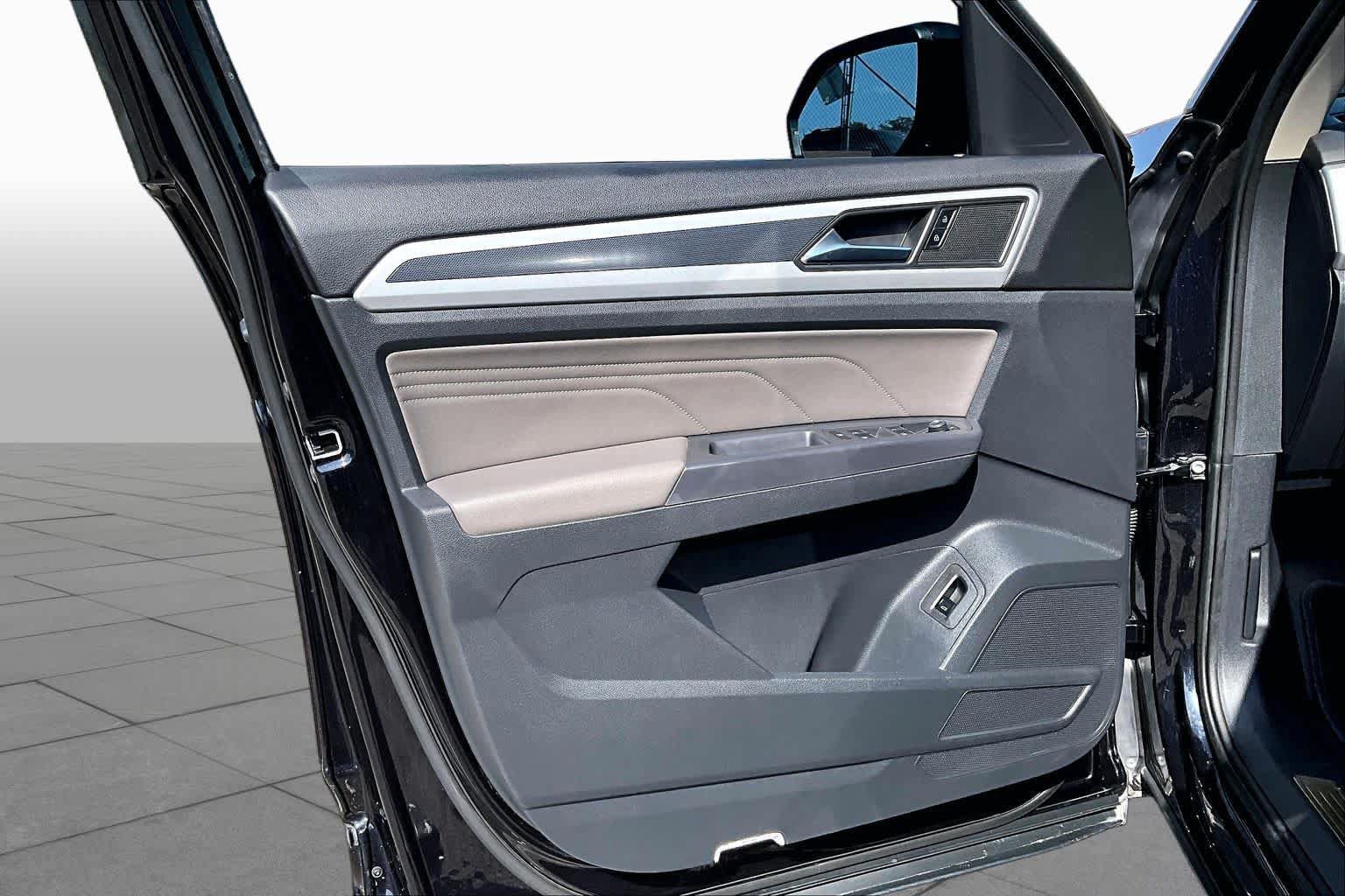 Used 2021 Volkswagen Atlas SE w/ Panoramic Sunroof Package FWD image 22