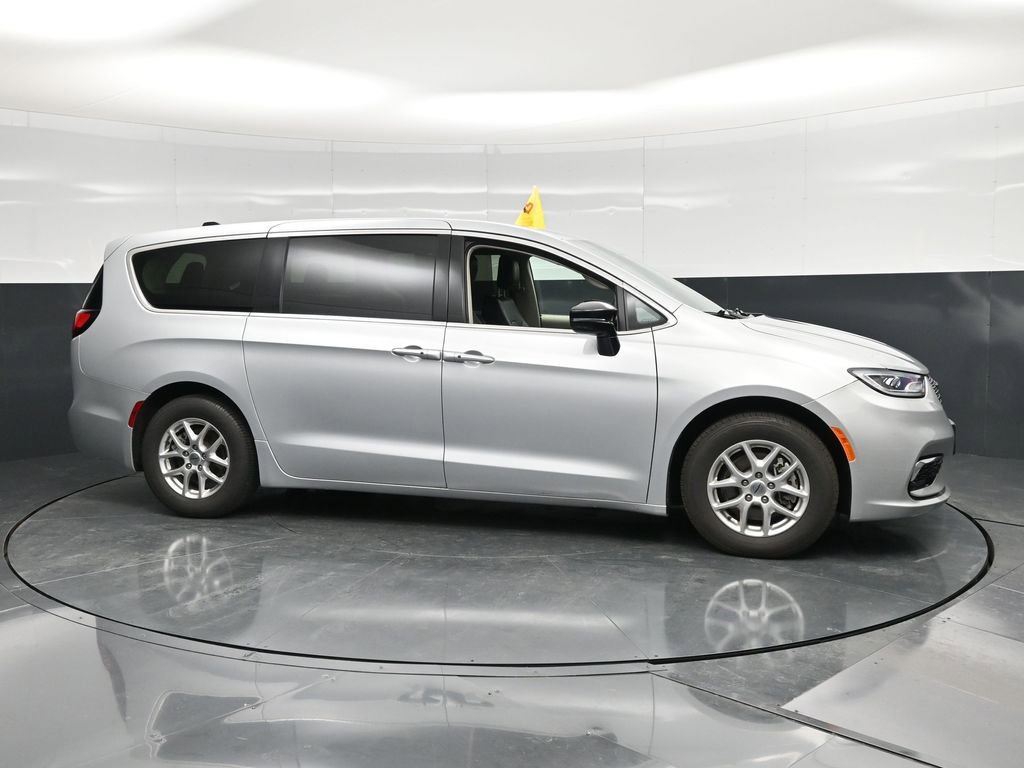 Used 2024 Chrysler Pacifica Touring-L FWD image 5