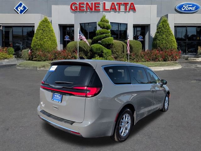 Used 2023 Chrysler Pacifica Touring-L FWD image 5