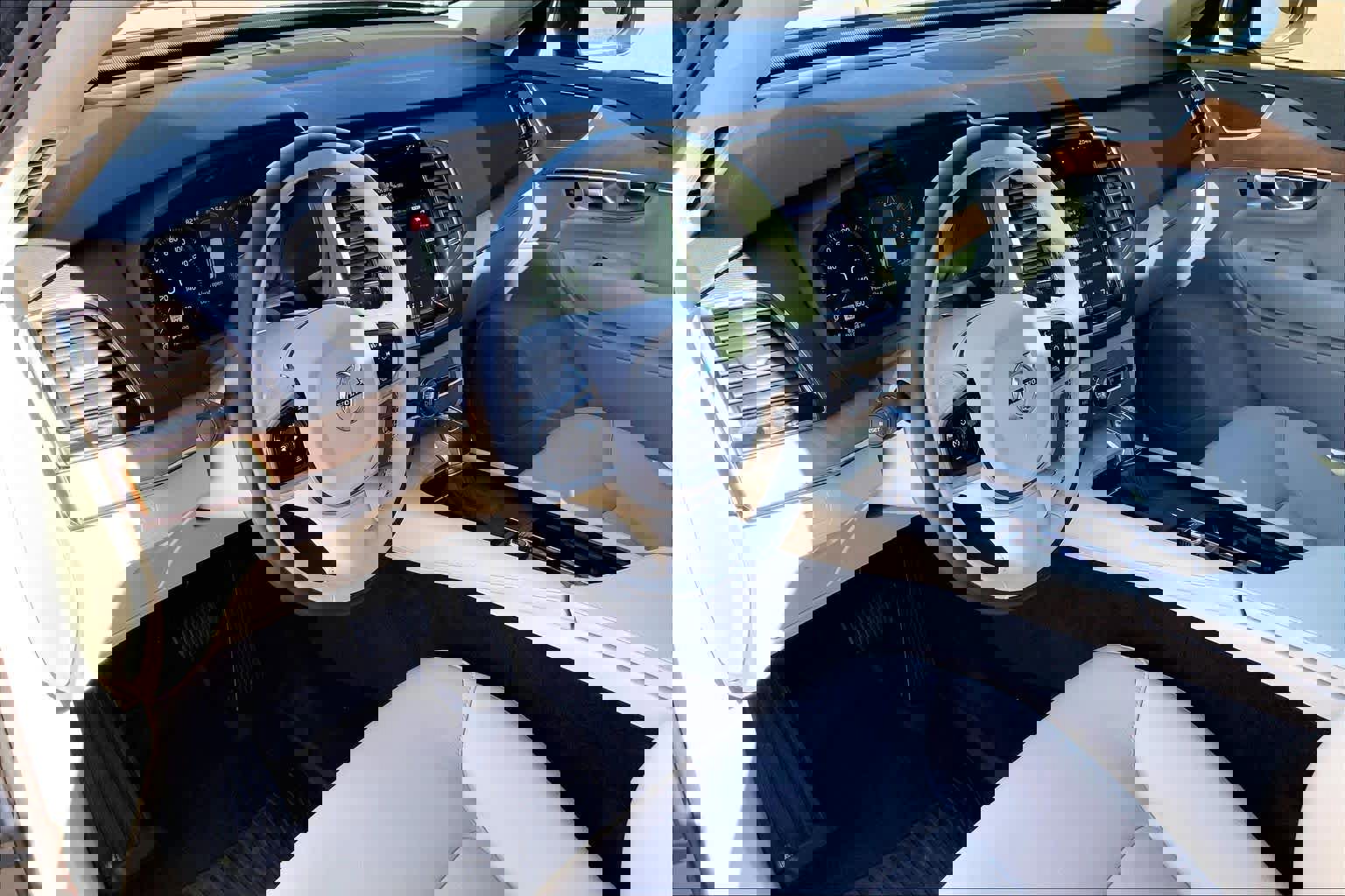 Used 2022 Volvo XC90 T6 Momentum w/ Advanced Package image 18