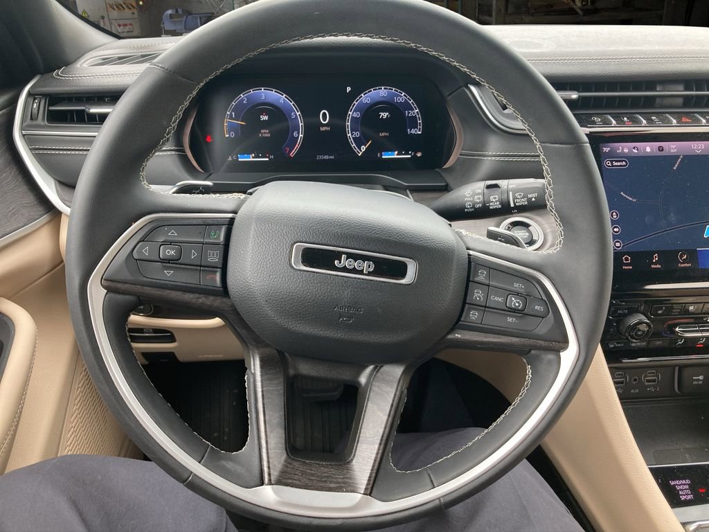 Used 2023 Jeep Grand Cherokee Limited w/ Luxury Tech Group II AWD/4WD image 18