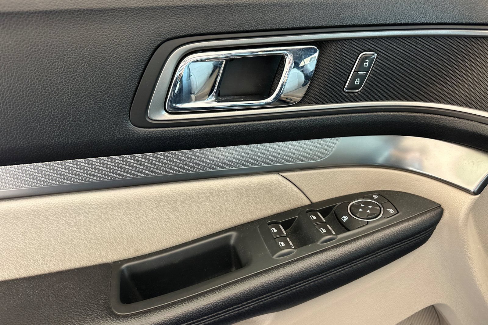 Certified 2018 Ford Explorer XLT FWD image 10