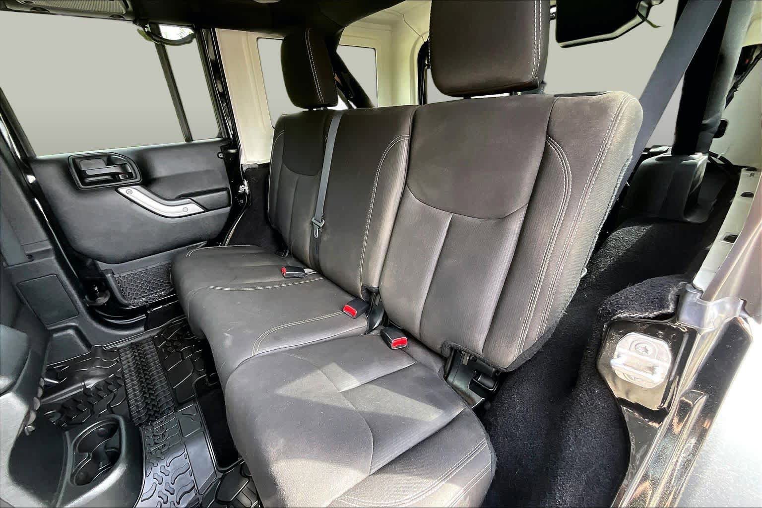 Used 2017 Jeep Wrangler Unlimited Rubicon w/ Connectivity Group AWD/4WD image 21