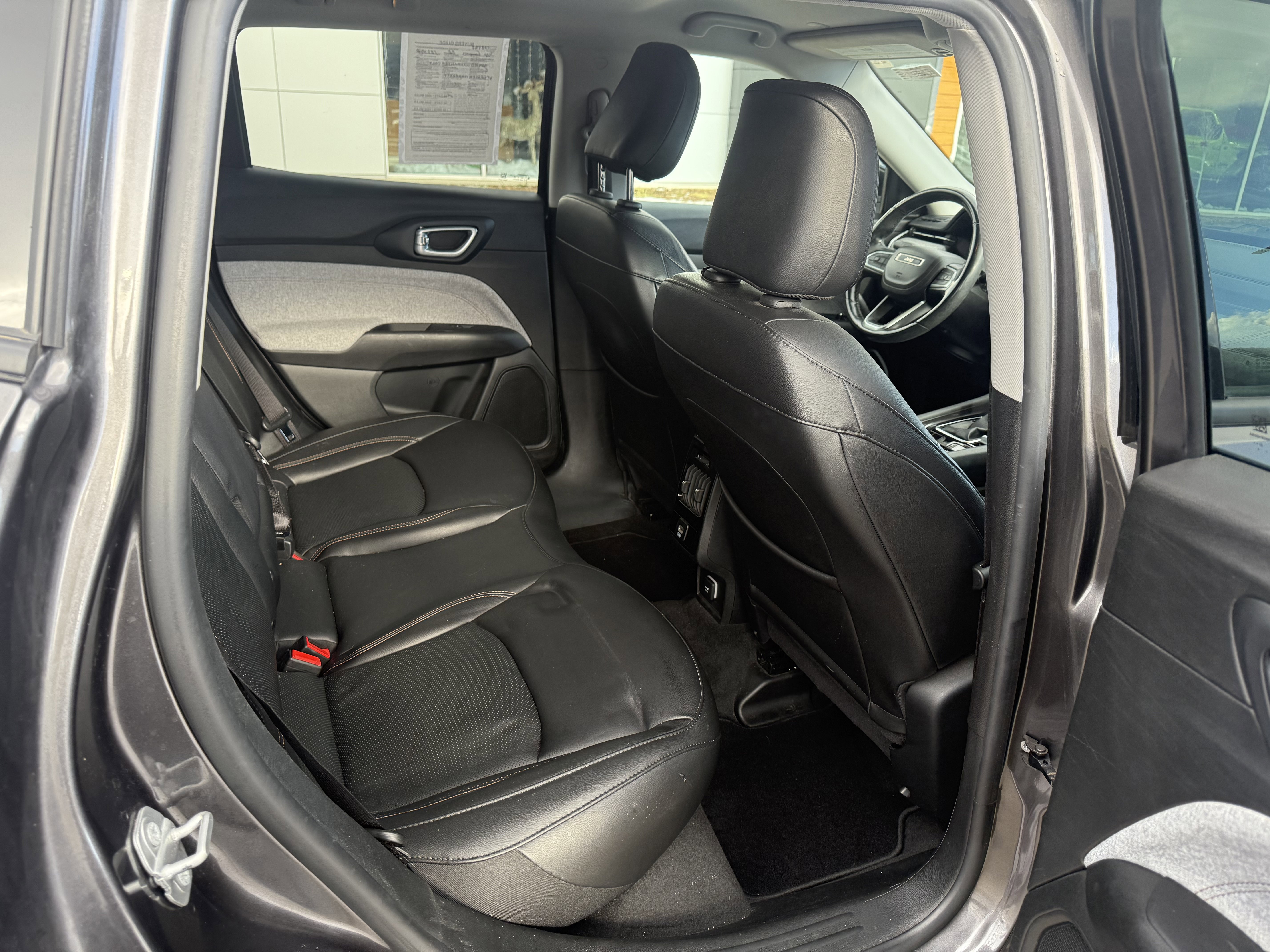 Used 2022 Jeep Compass Latitude image 10