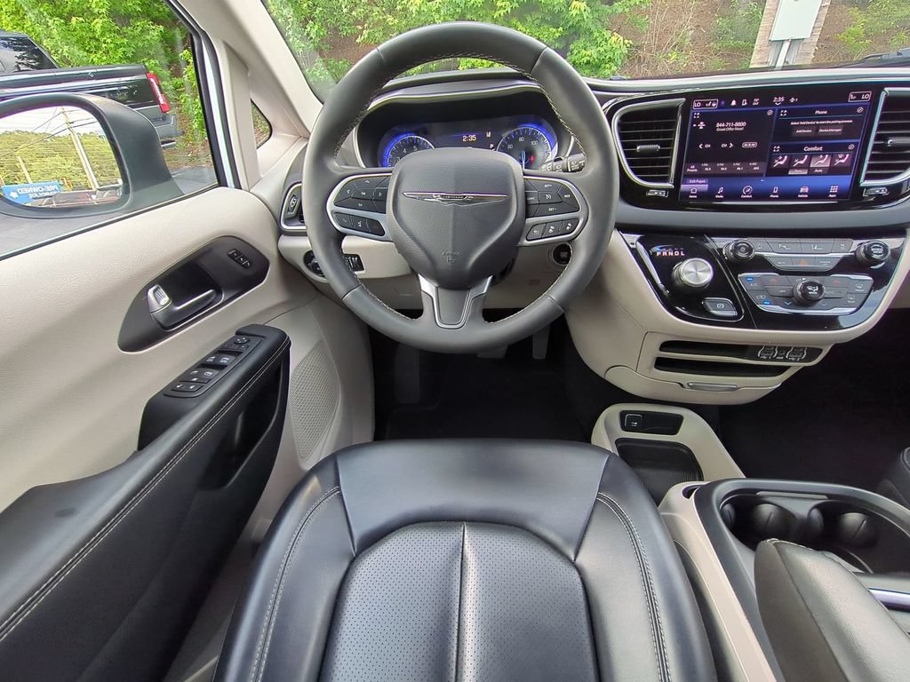 Used 2023 Chrysler Pacifica Touring-L FWD image 19