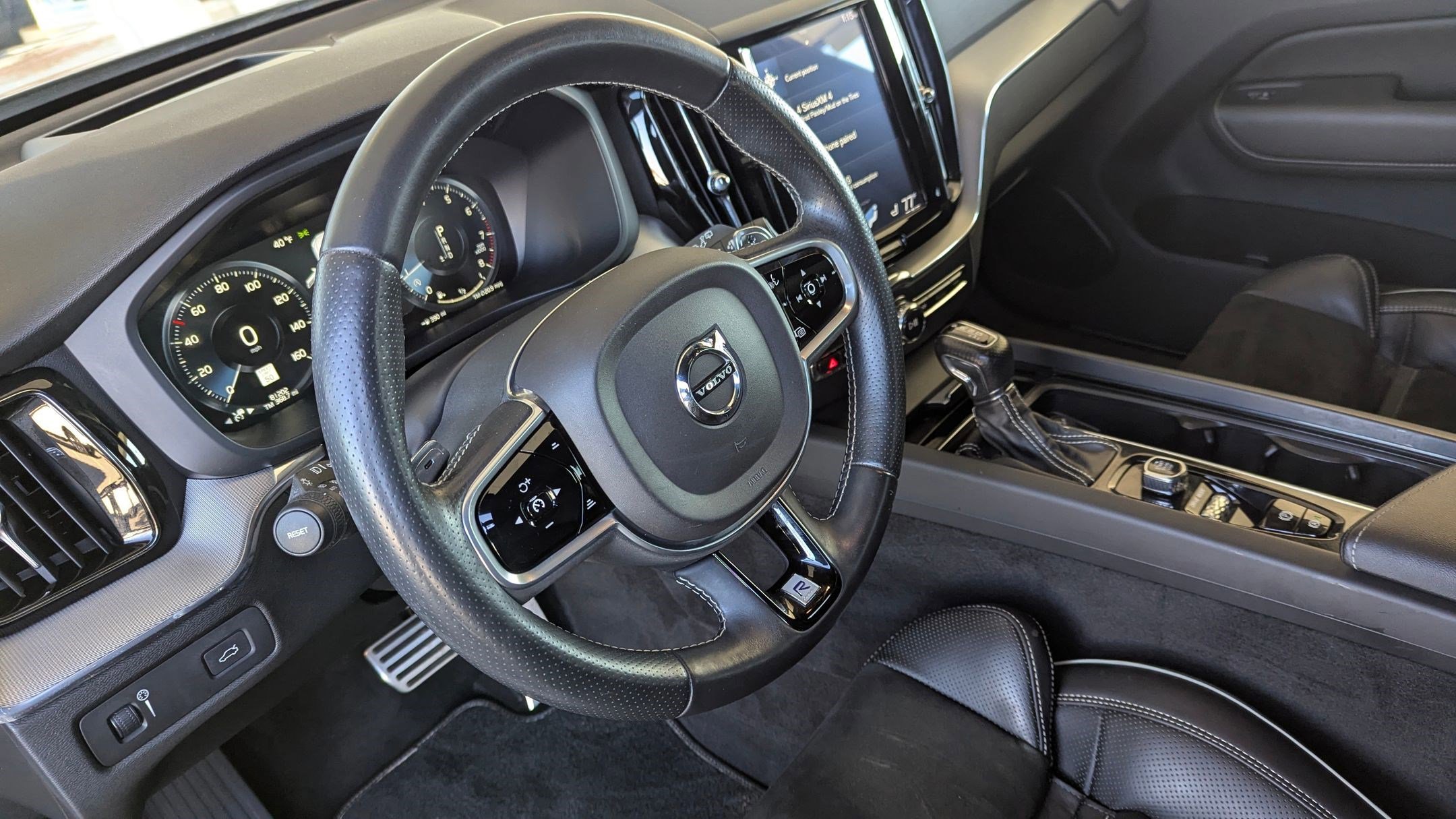 Used 2018 Volvo XC60 T6 R-Design w/ Convenience Package image 9