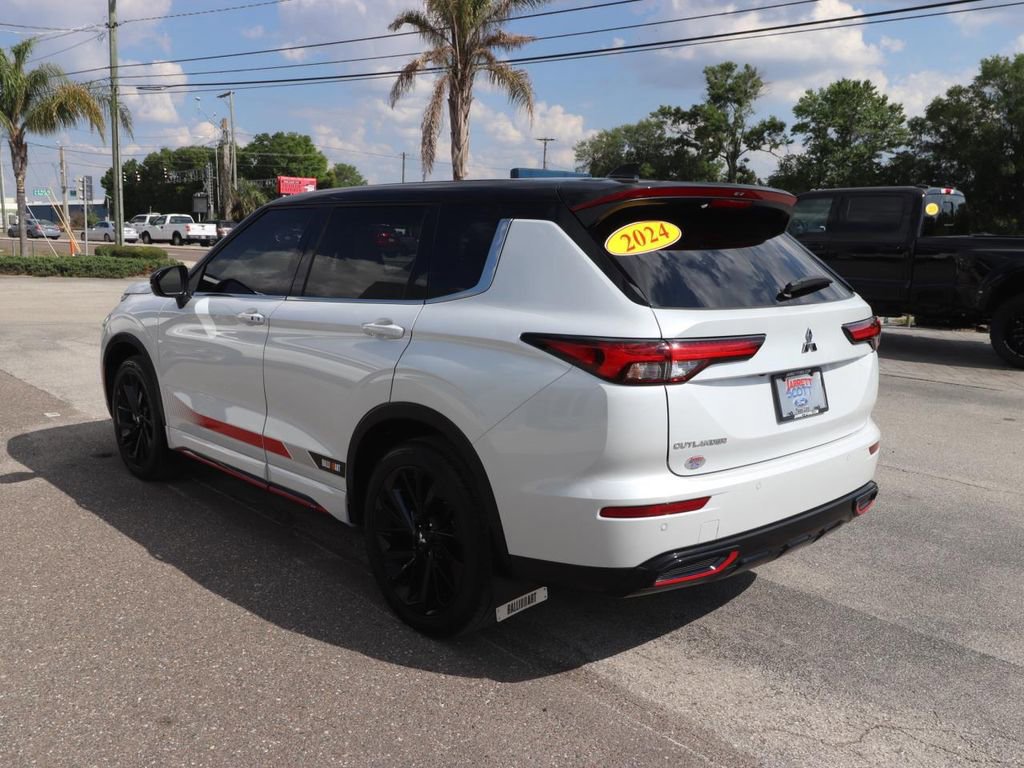 Used 2024 Mitsubishi Outlander SE Black Edition image 3