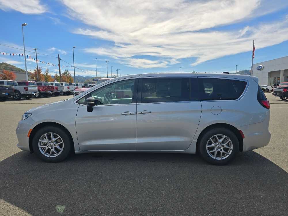 Used 2024 Chrysler Pacifica Touring-L FWD image 2