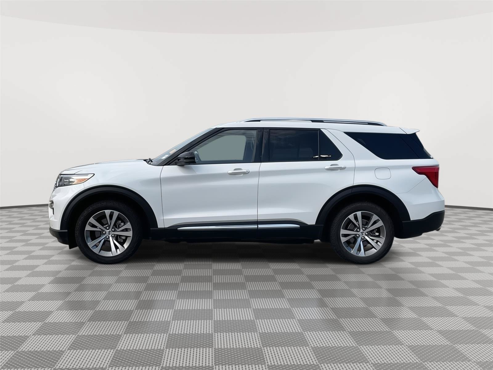 Certified 2020 Ford Explorer Platinum w/ Premium Technology Package AWD/4WD image 2