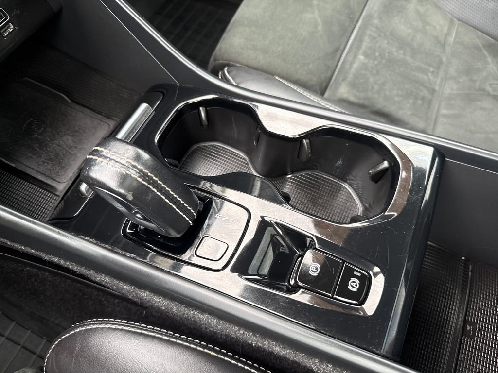 Used 2019 Volvo XC40 T5 R-Design image 22