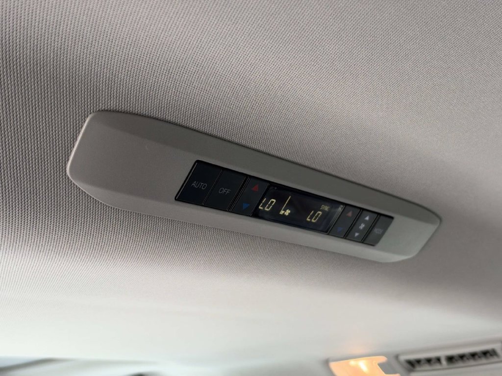 Used 2023 Toyota Sienna XLE FWD image 18