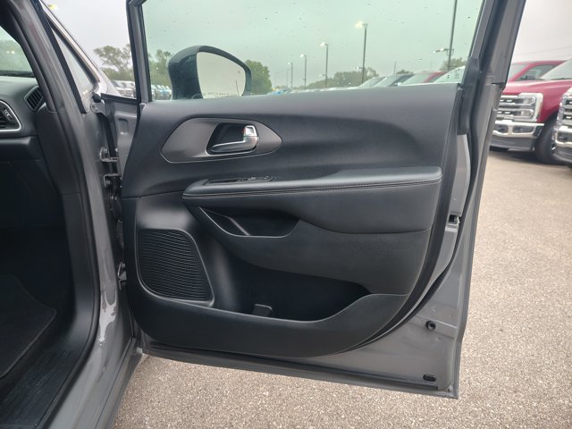 Used 2025 Chrysler Pacifica Select FWD image 13