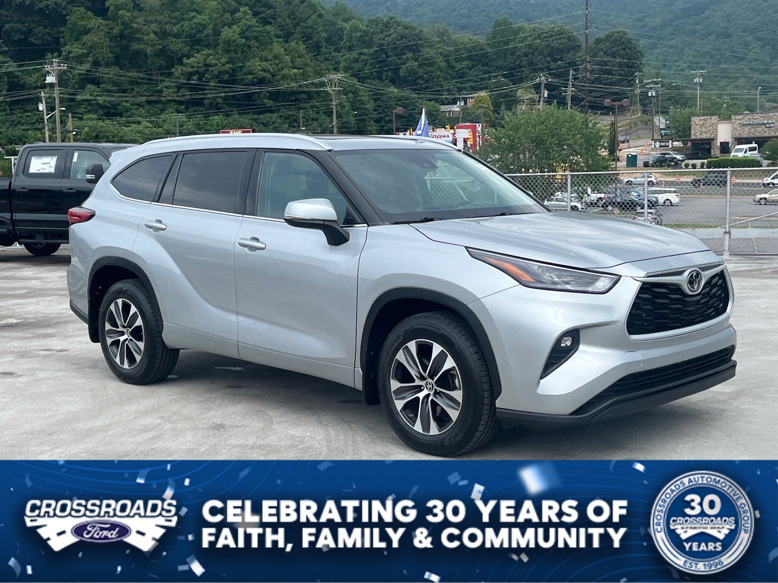 Used 2022 Toyota Highlander XLE AWD/4WD image 1