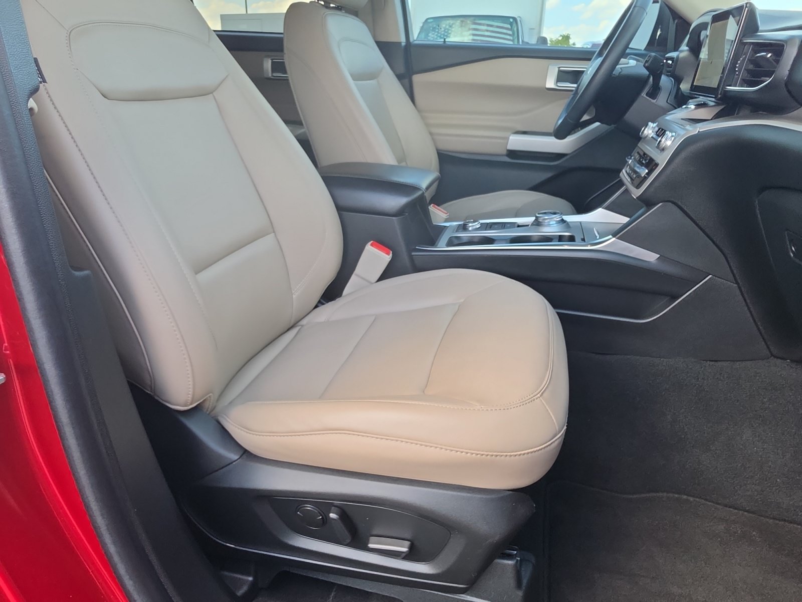Certified 2023 Ford Explorer XLT w/ Equipment Group 202A AWD/4WD image 31