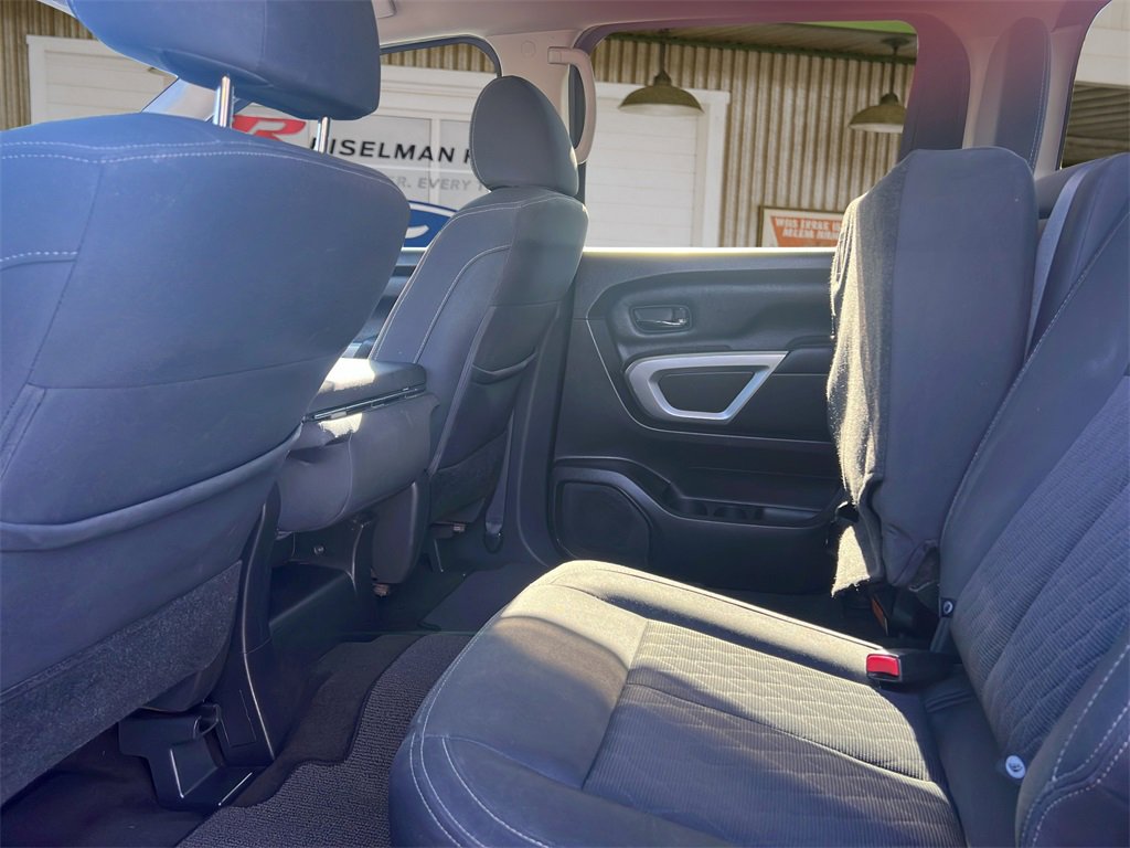 Used 2019 Nissan Titan SV image 9