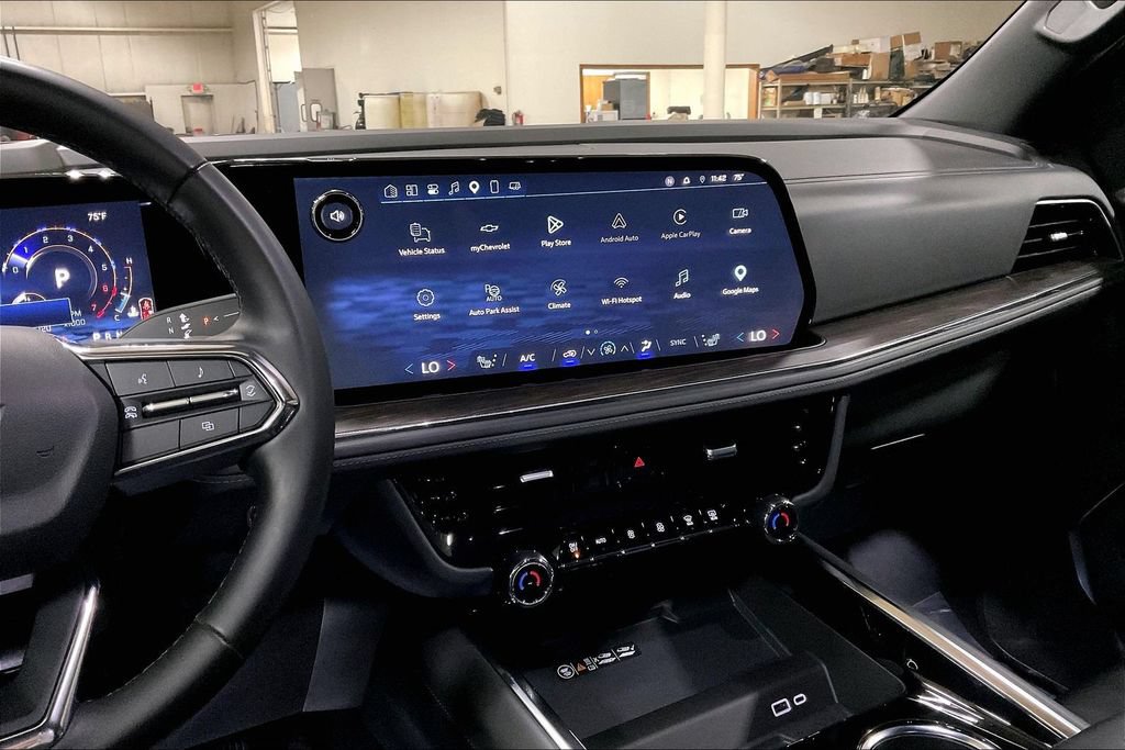 Used 2025 Chevrolet Suburban Z71 AWD/4WD image 6