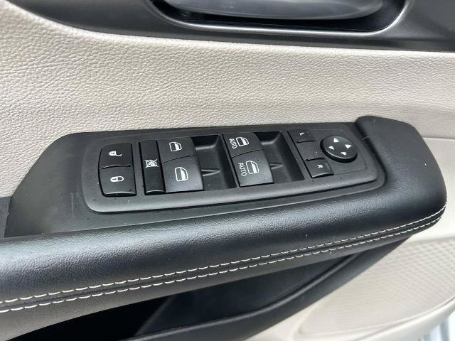 Used 2023 Chrysler Pacifica Touring-L FWD image 25