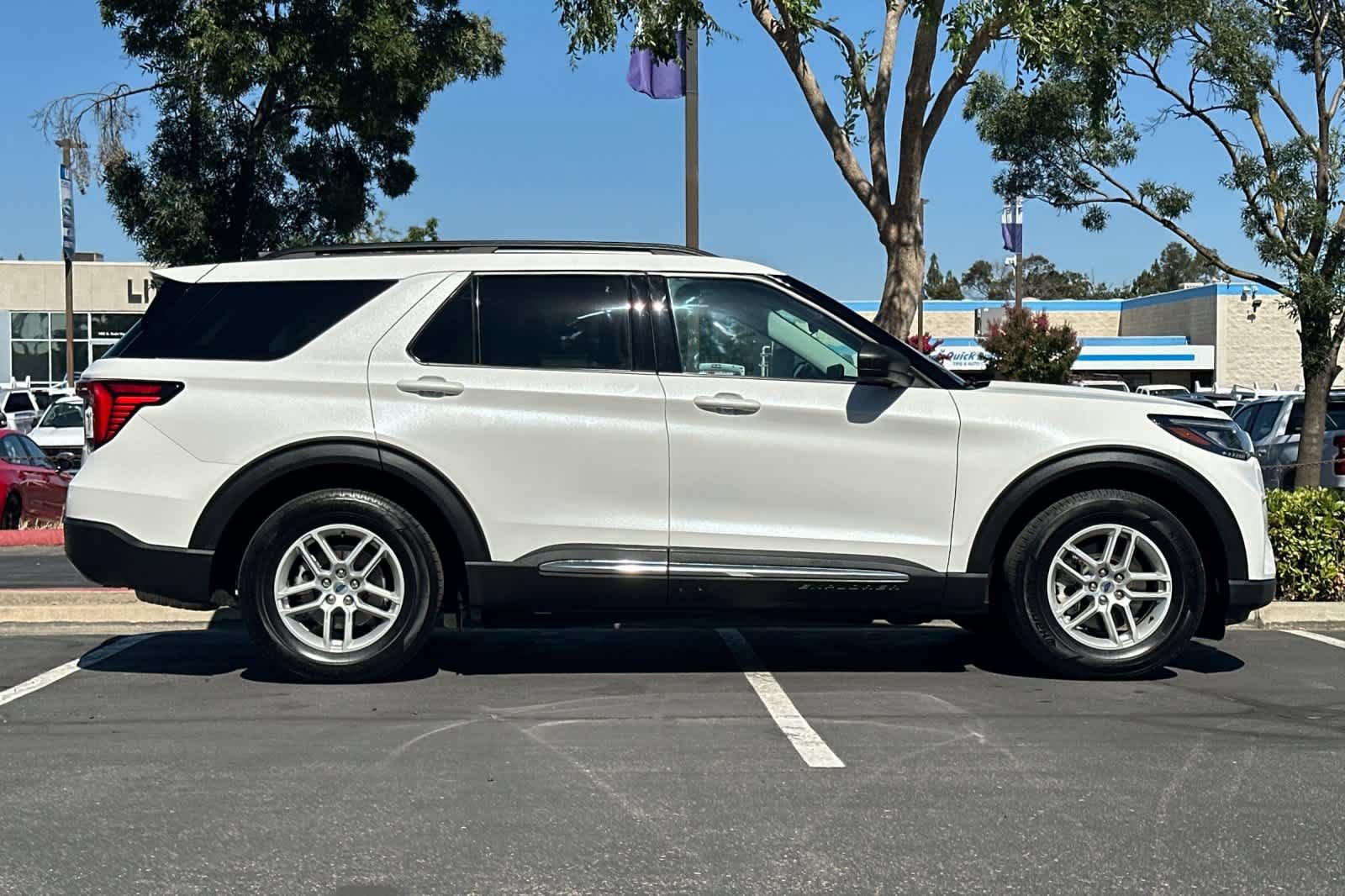 Certified 2025 Ford Explorer Active w/ Active Comfort Package RWD image 9