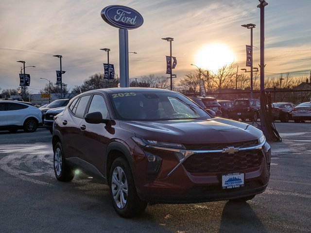 Used 2025 Chevrolet Trax LS FWD image 2