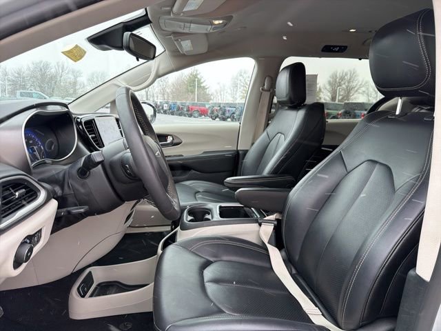 Used 2024 Chrysler Pacifica Touring-L image 23