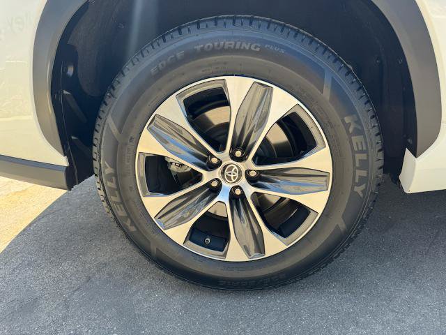Used 2025 Toyota Highlander XLE FWD image 11