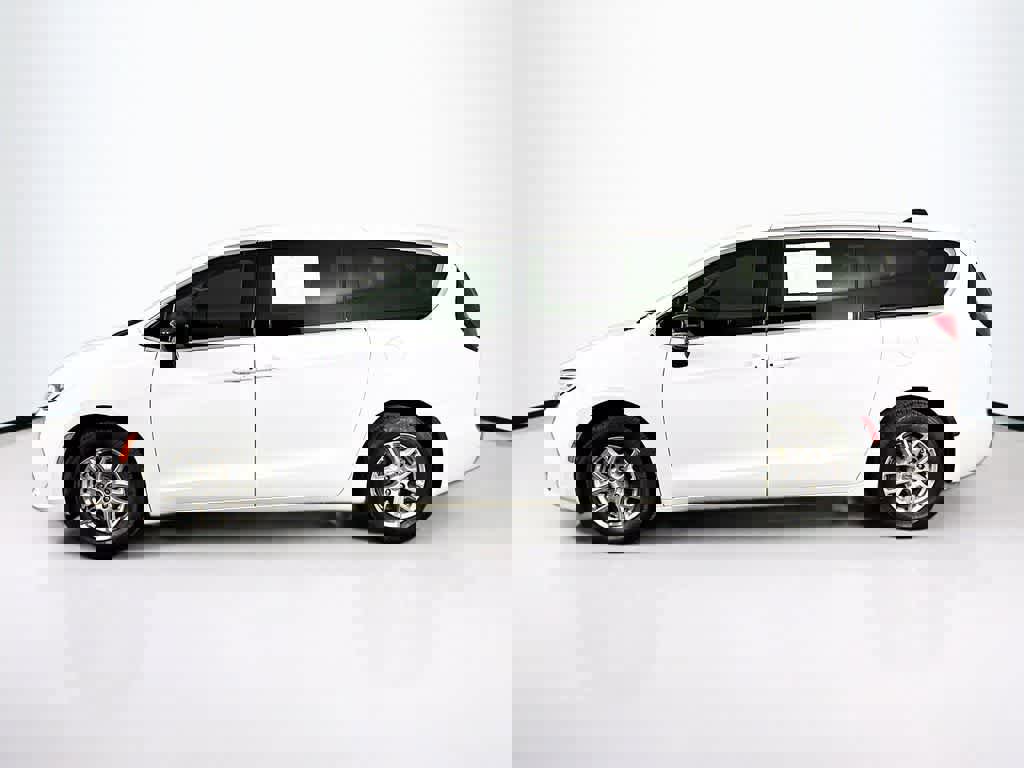 Used 2024 Chrysler Pacifica Touring-L image 3