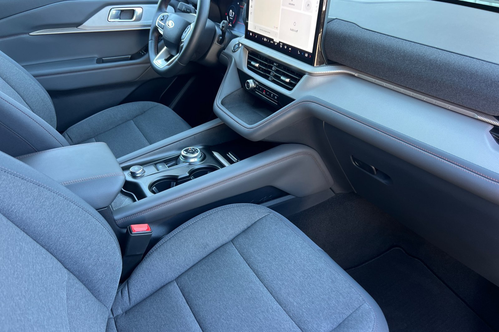 Certified 2025 Ford Explorer Active AWD/4WD image 17