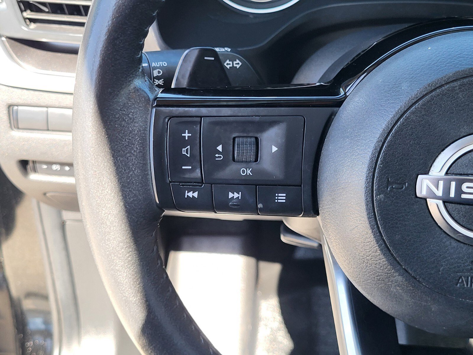 Used 2023 Nissan Rogue SV w/ SV Premium B Package image 28