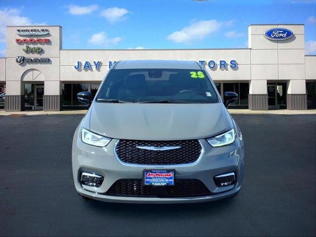 Used 2025 Chrysler Pacifica Select image 7