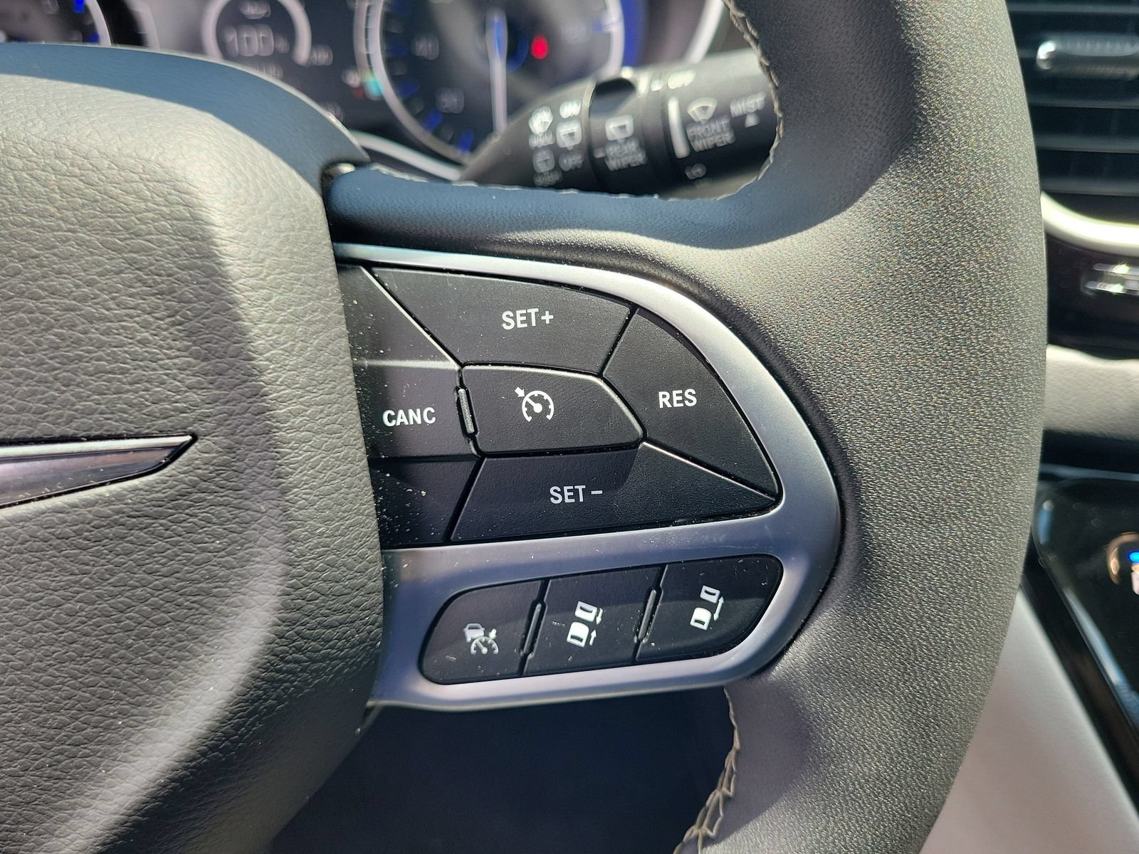 Used 2024 Chrysler Pacifica Touring-L FWD image 21