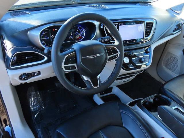 Used 2024 Chrysler Pacifica Select image 9
