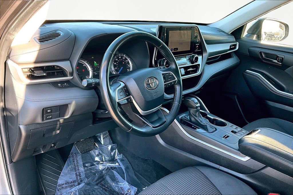 Used 2024 Toyota Highlander LE FWD image 14