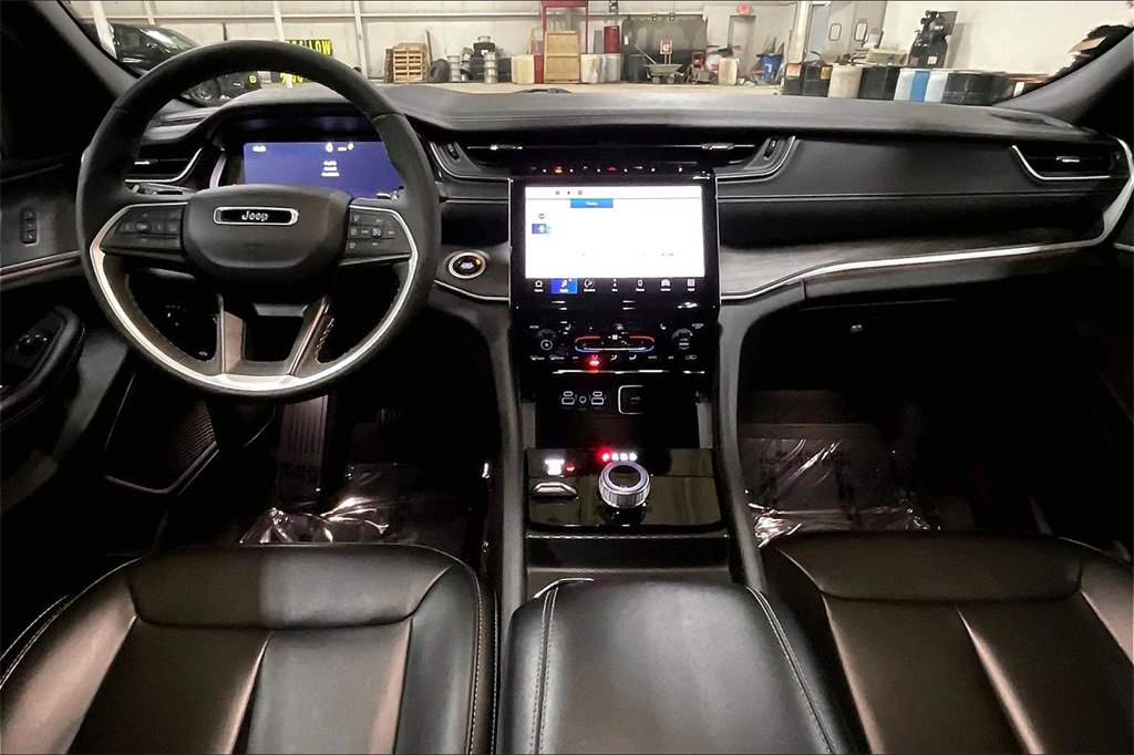 Used 2024 Jeep Grand Cherokee Limited image 14