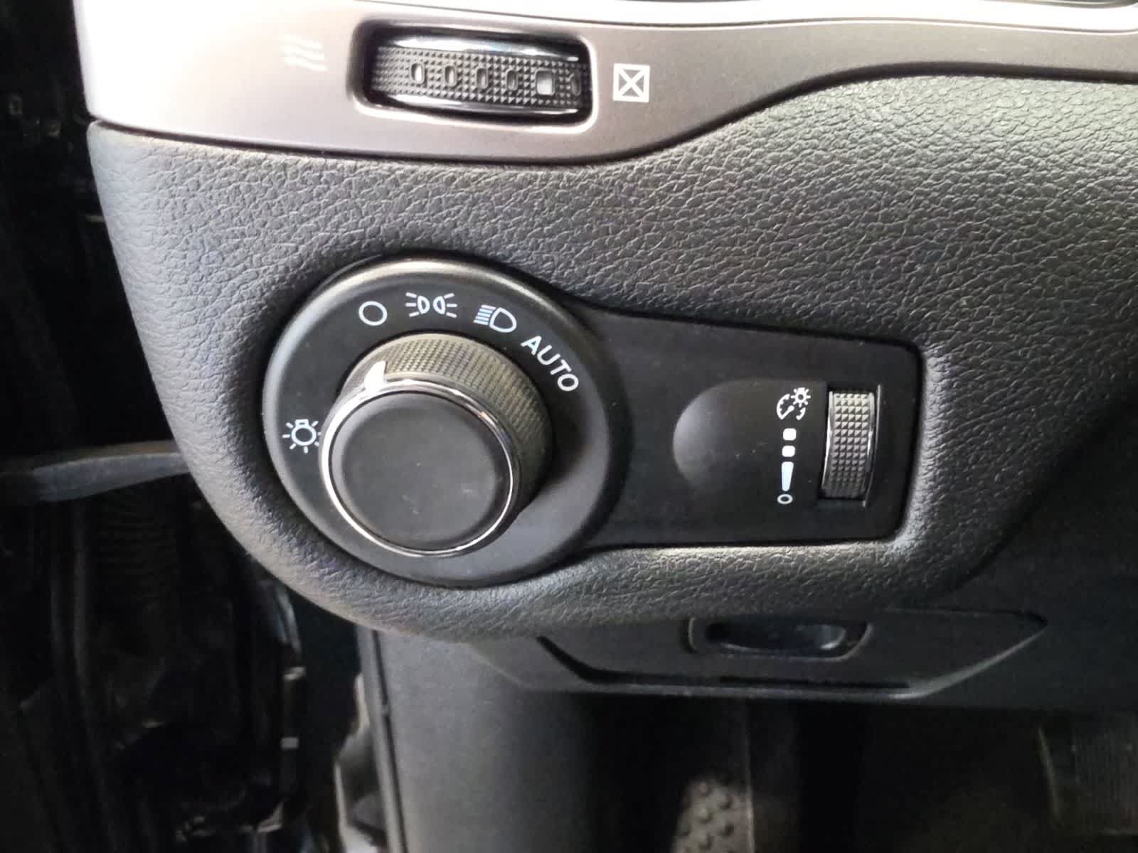 Used 2021 Jeep Cherokee Latitude FWD image 17