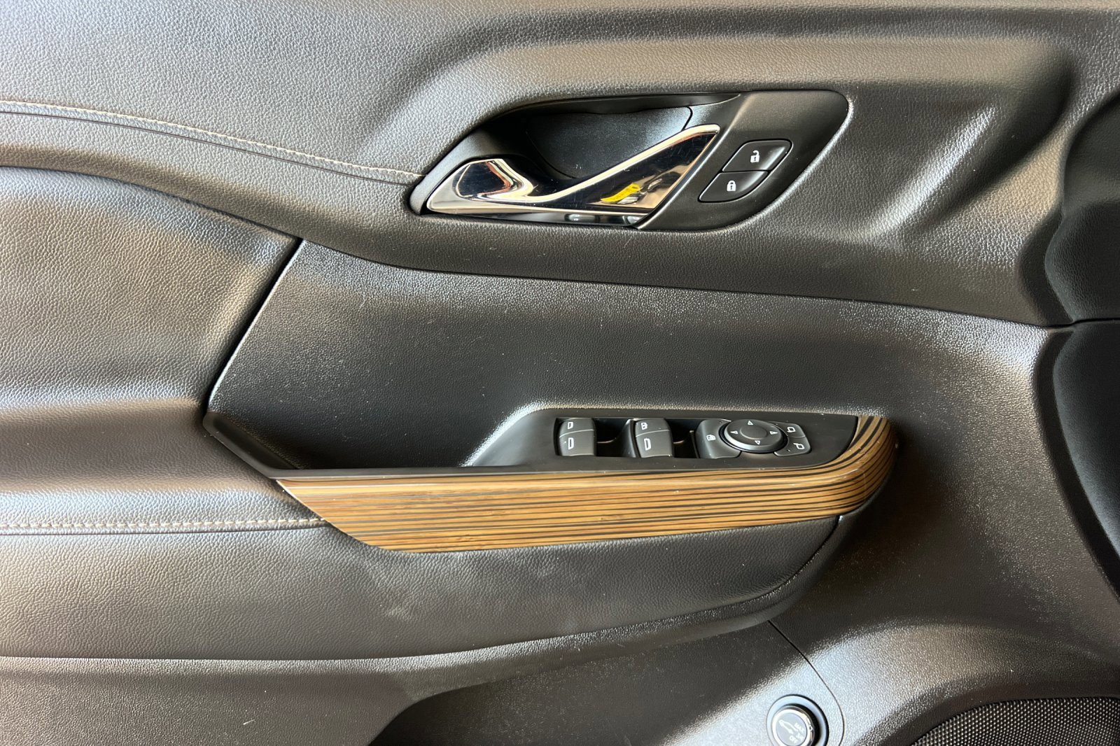 Used 2023 GMC Acadia SLE w/ Driver Convenience Package image 10