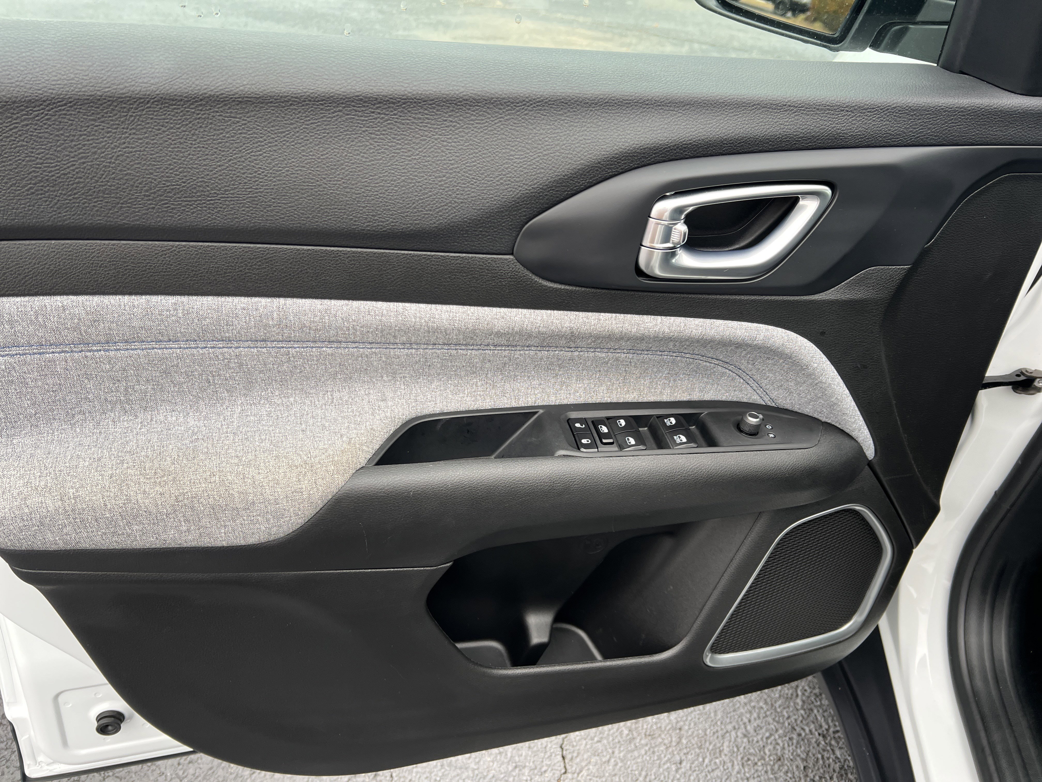 Used 2024 Jeep Compass Latitude image 10