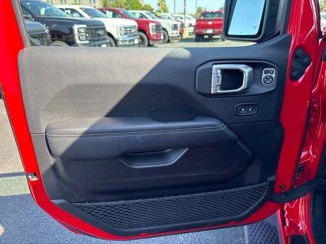 Used 2022 Jeep Wrangler Unlimited Sahara w/ Cold Weather Group AWD/4WD image 17